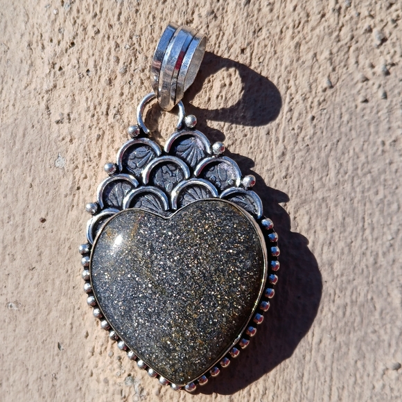 New Heart Shaped Black Sunstone 925 Silver Pendant. - Picture 12 of 16